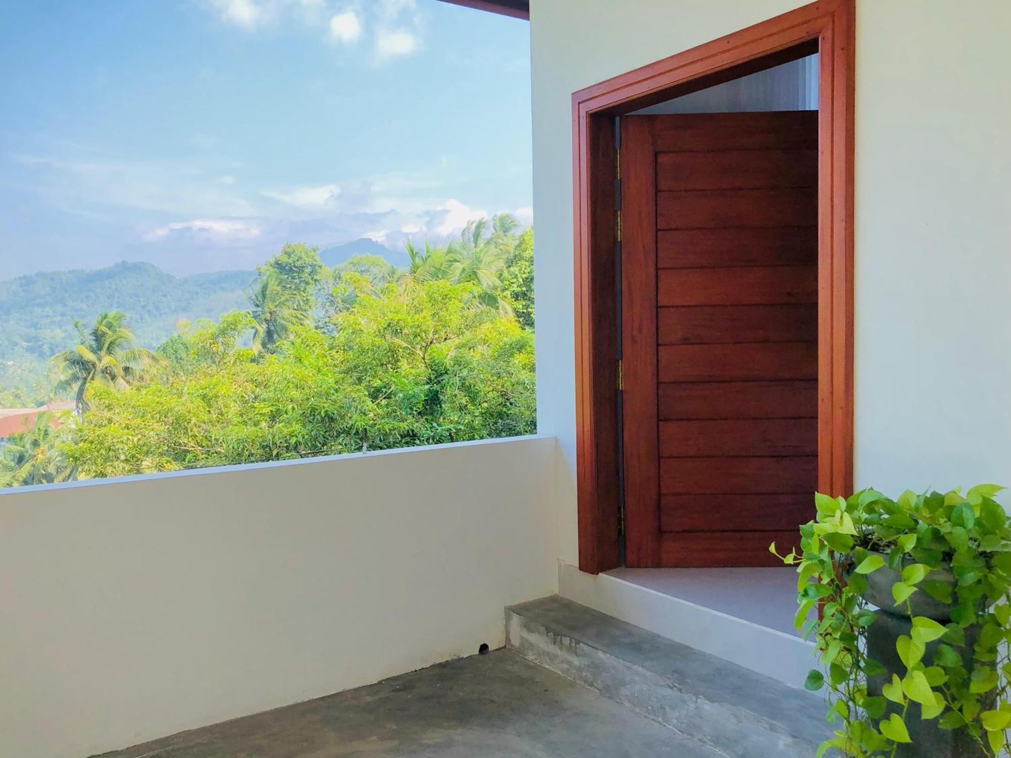 Meridian Holiday Resort ラトゥナプラ エクステリア 写真